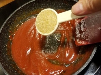step8: 試味後如果唔怕辣就可以直接加入<a href="https://bit.ly/3zHU5V3" target="_blank" data-keyword="雞翼" class="guide-link"><strong>雞翼</strong></a> <span style="display:inline-block;vertical-align:middle;margin-top:-3px;color:initial;border-radius:3px;padding:2px 3px;font-size:12px;line-height:14px;background:#87d300;color:#fff;">即買</span> 拌勻就可以成為出名的水牛城<a href="https://bit.ly/3zHU5V3" target="_blank" data-keyword="雞翼" class="guide-link"><strong>雞翼</strong></a> <span style="display:inline-block;vertical-align:middle;margin-top:-3px;color:initial;border-radius:3px;padding:2px 3px;font-size:12px;line-height:14px;background:#87d300;color:#fff;">即買</span> ,如怕辣就可以再加入2湯匙原蔗糖或砂糖煮溶成香辣醬汁點<a href="https://bit.ly/3zHU5V3" target="_blank" data-keyword="雞翼" class="guide-link"><strong>雞翼</strong></a> <span style="display:inline-block;vertical-align:middle;margin-top:-3px;color:initial;border-radius:3px;padding:2px 3px;font-size:12px;line-height:14px;background:#87d300;color:#fff;">即買</span> 食