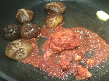 step1: 冬菇浸軟後留菇水備用, 冬菇用<span class="group_2">冬菇醃料</span>醃一陣後, 先蒸半小時備用, 炸枝竹浸軟備, 粉絲浸軟備用, 再將雲耳、粟米芯和炸枝竹汆水備用。用少許油爆香薑片和南乳, 然後先下冬菇同炒, 之後再落菇水、蠔油和糖炆一會兒。