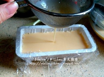 step2: 器皿放上保鮮紙 , 將豆漿蛋液用篩網隔去多餘泡沫及雜質