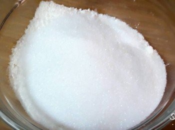 step2: 先把麵粉 , 泡打粉 , 糖一起放到容器中拌勻