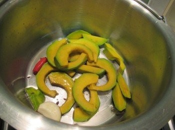 step4: 步驟3收乾倒入昆布柴魚高湯,再蓋鍋蓋用小火燜煮至南瓜微軟.