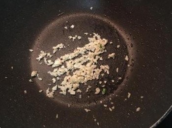 step7: 利用鍋中餘油，炒香蒜末；