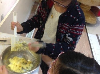 step1: 先將咸牛油放置室溫回軟跟糖霜混合為一體至軟滑（也可以用無鹽牛油，因為<span class="group_1">食材</span>编甜所以用咸牛油做會平衡些）