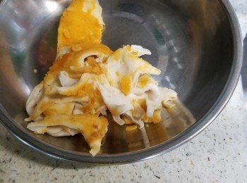 step6: 將多出的皮先放入冰箱略雪硬(如果皮可以控制到就不需要再雪)