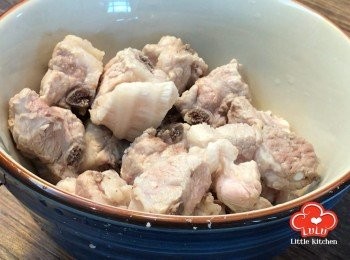 step2: 將排骨洗淨備用