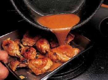 step14: 取出雞肉，澆淋煮汁(取出雞肉，避免重疊地並排放入調理盤中。注入煮汁，要避免直接倒在雞肉上。)