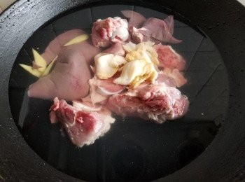 step8: 將豬膶，豬骨，螺頭用2片薑，黃酒凍水放入，出水至迫出血水