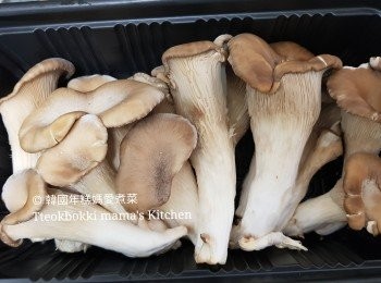 step1: 我用的是這種菇，大家可選擇用其他種類的鮮菇也可以。