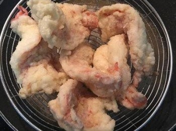 step10: 蝦子炸好後，起鍋瀝一下油，