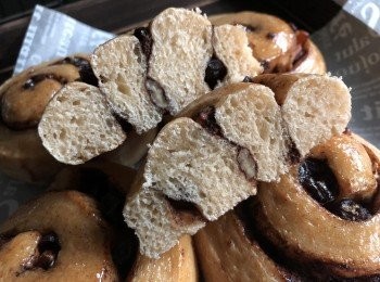 step1: 天然酵母 酸種sourdough~黑糖肉桂朱古力卷
<span class="group_2">餡料</span>：大約 玉桂粉半小匙，無糖朱古力粉一匙，黑糖粉兩匙 拌勻， 冧酒提子，山核桃隨意