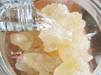 step4: 將伏特加倒進瓶子內，蓋上保鮮紙。