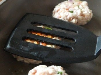 step9: 以中小火燒熱油，下藕餅，蓋上煮4分鐘後打開，把藕餅翻面，用鍋鏟把藕餅輕輕壓扁一點，再次蓋上煮4分鐘。