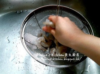 step4: 急凍蝦仁解凍後用生粉用水沖洗兩次瀝乾水份