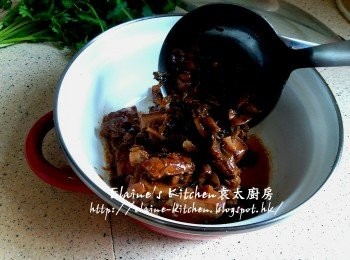 step12: 蒸好將五花肉放入煲內 , 淋上梅菜連汁 , 放上芫茜裝飾即可