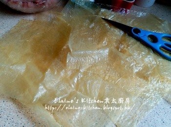 step3: 再對摺剪開 , 一塊可剪出四塊腐皮(切去的腐皮邊千其唔好掉呀 , 可以留黎煲糖水呢)