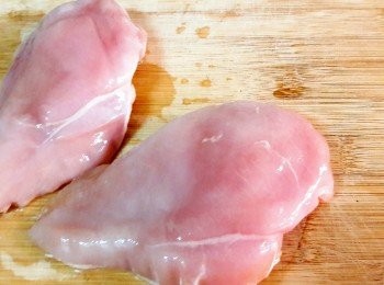 step2: <a href="https://bit.ly/3EZL8dD" target="_blank" data-keyword="雞胸" class="guide-link"><strong>雞胸</strong></a> <span style="display:inline-block;vertical-align:middle;margin-top:-3px;color:initial;border-radius:3px;padding:2px 3px;font-size:12px;line-height:14px;background:#87d300;color:#fff;">即買</span> 肉二片先洗淨