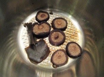 step3: 開鍋蓋,放入醬油用中火邊拌邊加熱煮至收乾即可.