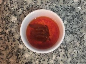 step1: <span class="group_5">大眼蛙腮紅</span>的麵糰用色是取用洛神花乾泡在滾水裡，泡到水涼，取水備用。不過也可以用紫火龍果汁或甜菜根汁喔～