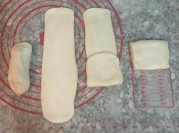 step12: 接著將麵糰轉成直向，收口處朝上，輕輕的桿成長條狀，並摺三摺成小方型；