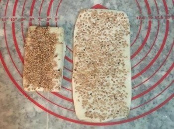 step15: 沾好芝麻後，先將烤箱預熱到180度；接著用桿麵棍將小長方型桿開成大長方型，便可以排到鋪有烘焙紙的烤盤上，入烤箱用180度烤13~15分鐘即可。