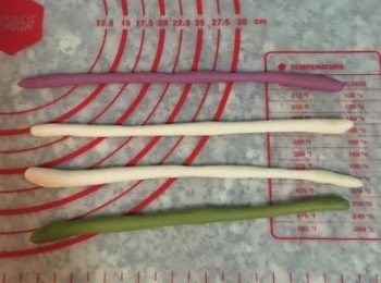 step11: 取兩條牛奶麵條和一條抹茶、一條紫薯麵條，