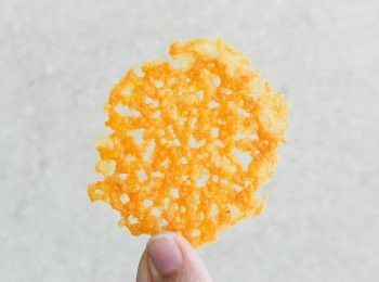 step3: 放入已預熱180度C焗爐，焗約10至12分鐘，或至芝士片成金黃色 *如想脆片更酥脆，可烤至焦一點. 讓起司片待涼一會就會變香脆，如不脆，再焗長一點時間