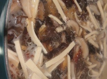 step4: 20分鐘後先落素雞絲和雲耳絲同煮。