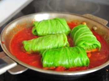 step4: 在一個煎鑊內，開中火加入1/2湯匙油，加入月桂葉，蒜頭，小心放入椰菜卷，略煎兩面，加入番茄醬及一茶匙糖調味，加蓋開小火煮至醬汁滾起