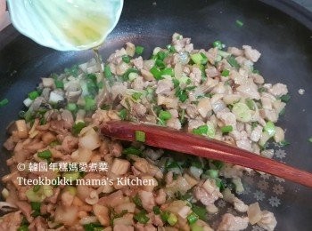 step6: 熄火後倒入麻油拌匀，