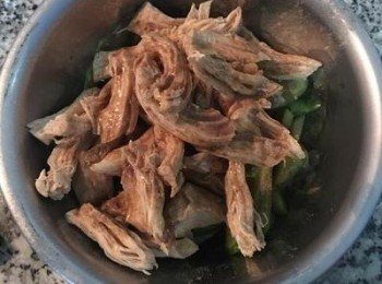 step7: 取出小黃瓜，放入<a href="https://bit.ly/3EZL8dD" target="_blank" data-keyword="雞胸" class="guide-link"><strong>雞胸</strong></a> <span style="display:inline-block;vertical-align:middle;margin-top:-3px;color:initial;border-radius:3px;padding:2px 3px;font-size:12px;line-height:14px;background:#87d300;color:#fff;">即買</span> 肉條，灑入適量的胡椒鹽，再淋上香油拌勻後試吃鹹度。