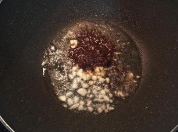 step3: 炒鍋加熱，倒入適量的油，炒香蒜末與辣豆瓣醬；