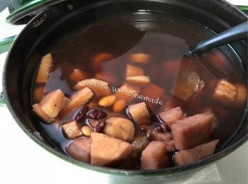 step2: 如用鑄鐵鍋煲湯，水滾後轉最少火煲就可以了