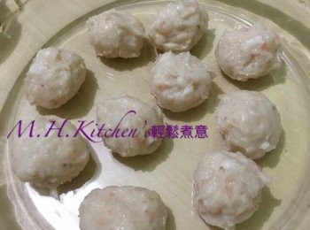 step8: 用 2 隻匙羹把約乒乓球大小的 蝦滑整至球狀
