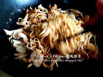 step7: 加入伊麵及<span class="group_2">調味料</span>拌勻炒至上色