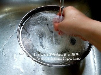 step6: 粉絲用水浸至軟身 , 用水沖一沖洗及瀝乾