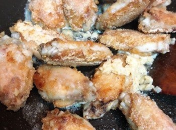 step4: 燒熱一隻乾淨的鑊，以慢火將牛油煮溶，放蒜蓉和<a href="https://bit.ly/3zHU5V3" target="_blank" data-keyword="雞翼" class="guide-link"><strong>雞翼</strong></a> <span style="display:inline-block;vertical-align:middle;margin-top:-3px;color:initial;border-radius:3px;padding:2px 3px;font-size:12px;line-height:14px;background:#87d300;color:#fff;">即買</span> ，快手兜匀即成。