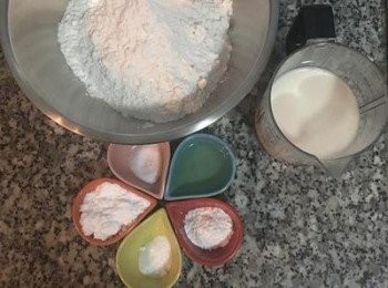 step1: 將所有<span class="group_1">食材</span>秤好。蛋與牛奶一起秤。