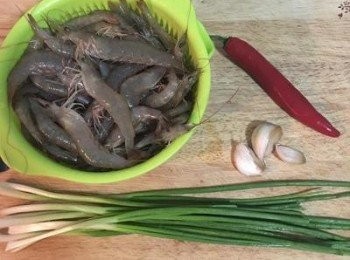 step1: 蔥、蒜、辣椒洗淨擦乾；沙蝦洗淨瀝乾；如是要給小朋友或長輩吃的話，建議可以先剪掉頭部到眼睛的這段。