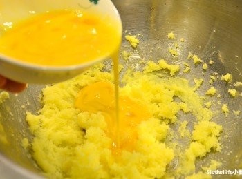 step4: 兩顆雞蛋打散後慢慢加入步驟3攪拌均勻