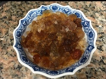 step1: 將桃膠放入一公升水中浸泡，浸泡12小時/過夜。（注意不用放進雪櫃/蓋上蓋）
