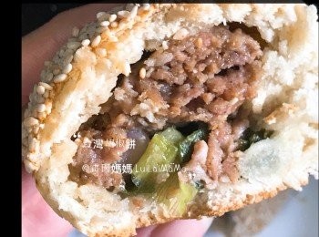 step6: 把<span class="group_3">油酥</span>麵團用麵粉棍壓平，摺三折。壓平再摺4折，2邊向中間摺入，再對摺再壓平，捲起。