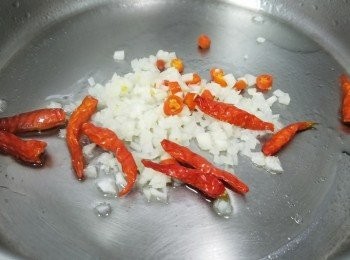 step3: 少許油爆香蒜頭、 乾辣椒及一半指天椒!