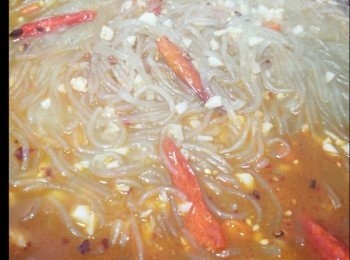 step7: 放入粉條... 再次滾起... 以小火多煮1分鐘！