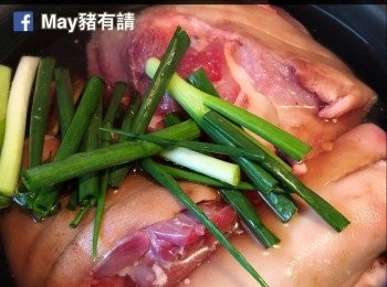step1: 先請肉販將豬手表皮的毛燒走，回家洗淨後，放清水、1棵葱段、3片薑和1湯匙紹興酒一同煮沸。熄火後撈起洗淨，瀝乾。