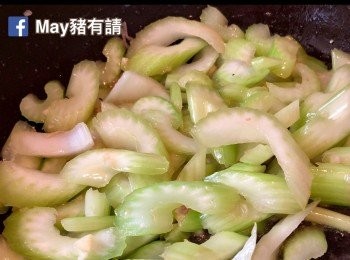 step5: 同一隻鑊爆香蒜頭和乾葱，放入西芹、糖、鹽和紹興酒炒匀，加雞湯，煮至喜歡的爽脆度。