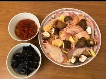 step1: 先把雞及冬菇洗淨瀝水，斬件後用<span class="group_2">醃料</span>拌勻，醃約 20分鐘。杞子、雲耳浸水備用。雲耳浸發後，需切去底部硬塊。備用。