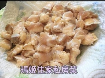 step1: ～急凍雞軟骨預先融雪👉🏻用水洗乾淨👉🏻用廚房紙巾索乾水