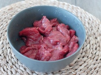 step1: 將牛肉切薄片，用少許醬油、糖和生粉醃牛肉20分鐘，備用