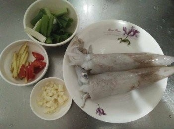 step1: 將小管【澎湖野生水產】除去內臟、外膜、眼嘴等部位後切圈；辣椒斜切；蒜頭洗淨剝開並切碎；青蔥洗淨並切段後，備用；【澎湖野生水產的產品皆通過政府檢驗及SGS認證，讓大家吃得更安心， 更是五星級飯店主廚指定<span class="group_1">食材</span>，讓大家有實惠價格輕鬆吃到頂級<span class="group_1">食材</span>。】