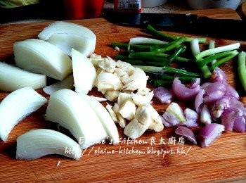 step4: 洋蔥去皮切塊 , 蔥切段 , 蒜頭 , 乾蔥頭去衣拍扁